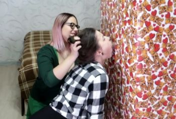 Сюрприз к безкоштовно порно дню святого В-на! Девушка поделилась с подругой. Минет через дыру