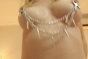 Красивая блондинка дивитися проно с зажимами на сосках любит горячий секс