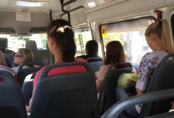 Публично дрочит pornuxa мне член в автобусе, ей нравится!