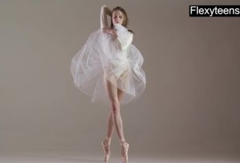 Гимнастка блондинка seks onlayn занимается