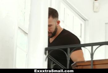 ExxxtraSmall порно для дорослих - Студентка Киара Коул принимает член в стиле собачки