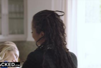 BLACKED Черная порево женщина знакомит белую девочку с большим черным членом