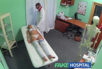 Фейковый госпиталь секис &ndash; Брюнетка возвращается в офис доктора