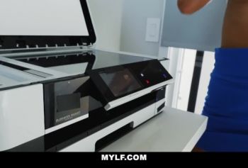 MYLF - трах Зрелая Начальница Трахает Молодую Стажерку