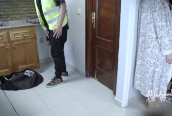 Парень наблюдает, порно кастинг как его девушку трахает сантехник