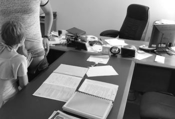 Трахнул секретаршу русское порно муж и жена прямо на офисном столе и
