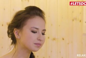 Худая русская  девочка соблазняет незнакомца в сауне
