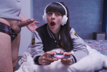 Моя попа  горит когда я играю в Обитель Зла Сопротивление