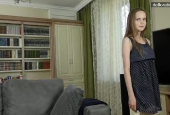 Абель Руголмаскина  ласкает горячую мокрую девственную киску