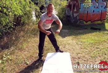 Немецкая МИЛФа порнуха Мийя Бич трахается в берлинском парке.  HITZEFREI