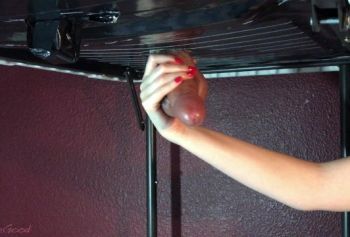 Медленное и porno чувственное доение члена под столом