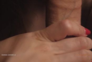 Девушка с порнуха отличной фигурой танцует в сексуальном белье и катается на члене
