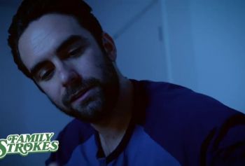 FamilyStrokes - ebalovo Жуткий Степсон крадется в комнату мамочки, чтобы трахаться
