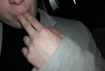 Студентка брызнула porn на заднем сиденье Uber.Публичная мастурбация.