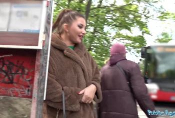 Публичный агент порно безкоштовно Анна Полина достает свои идеальные сиськи для траха